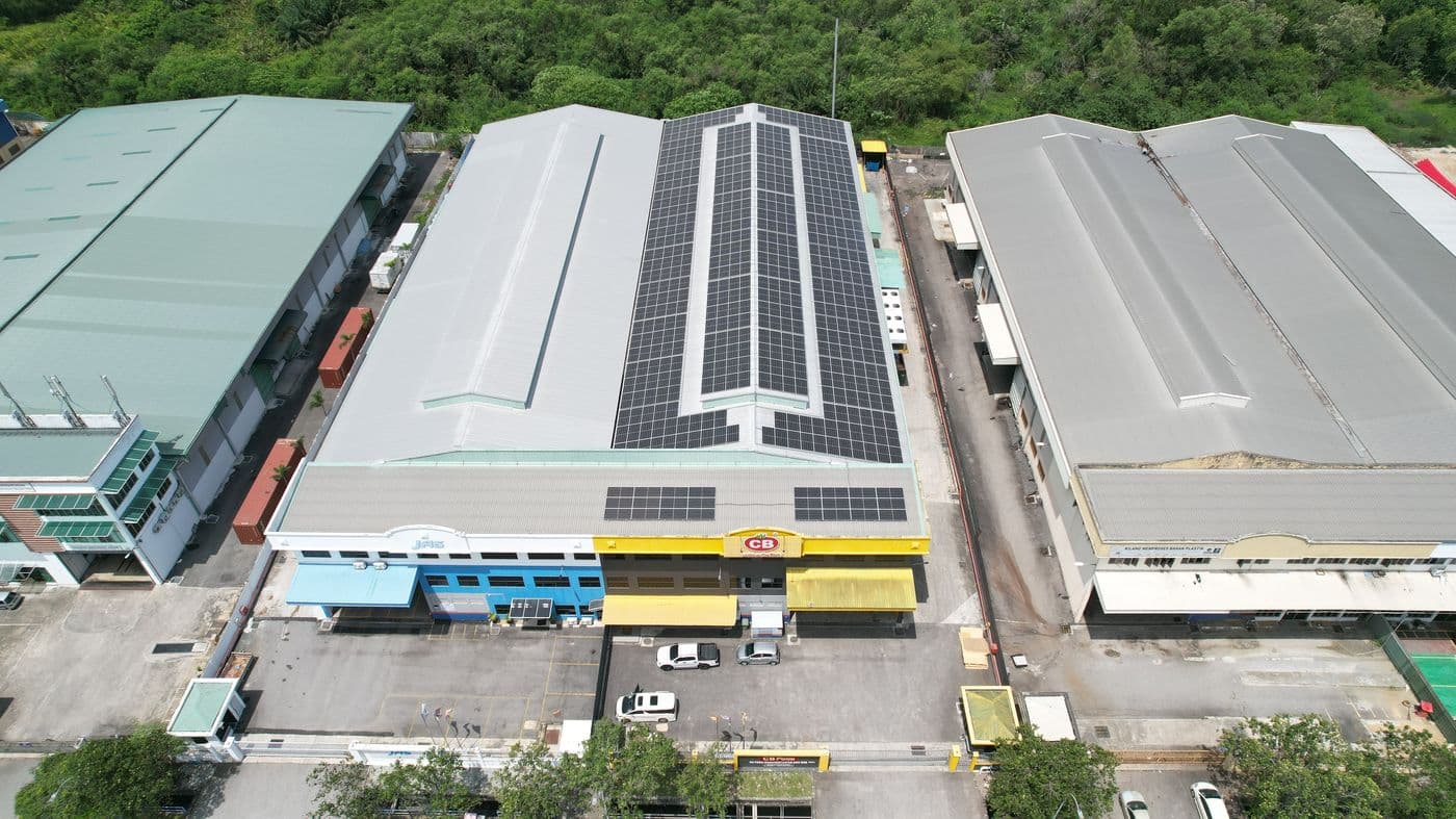 Pandangan udara kilang CB Frozen dengan panel solar di bumbung