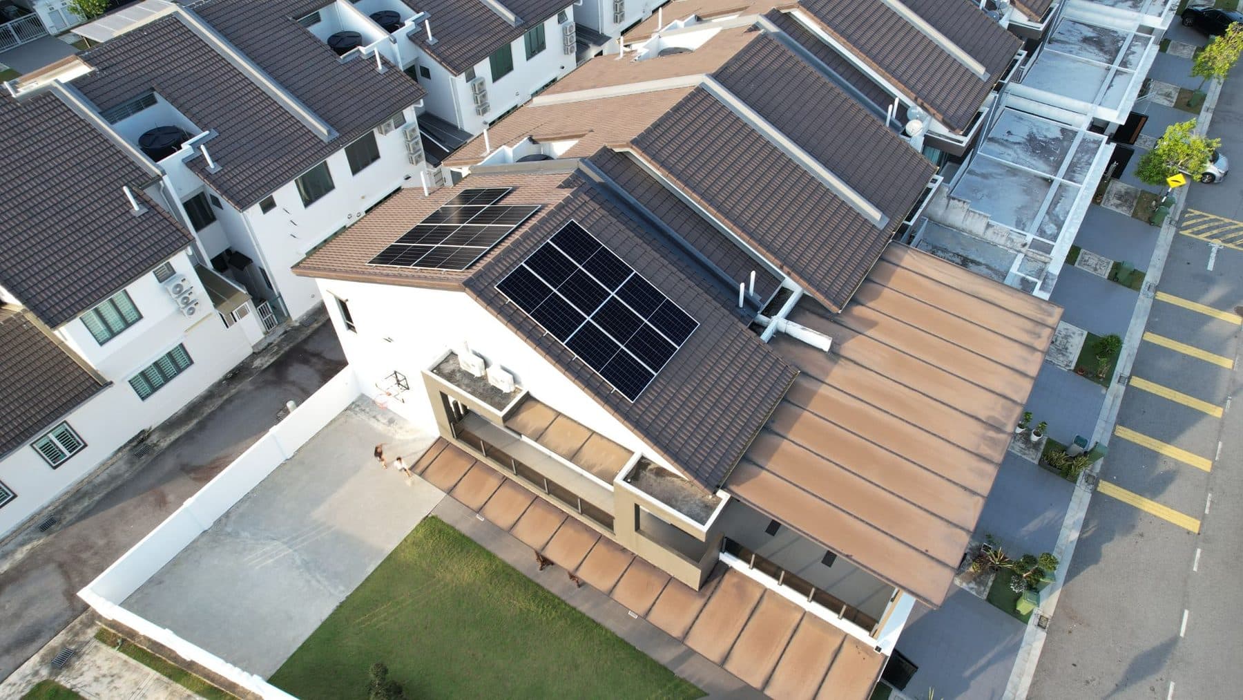 住宅区瓦片屋顶上的太阳能板